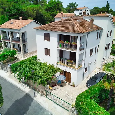 Apartmani&soba Mimi 招待所 3*