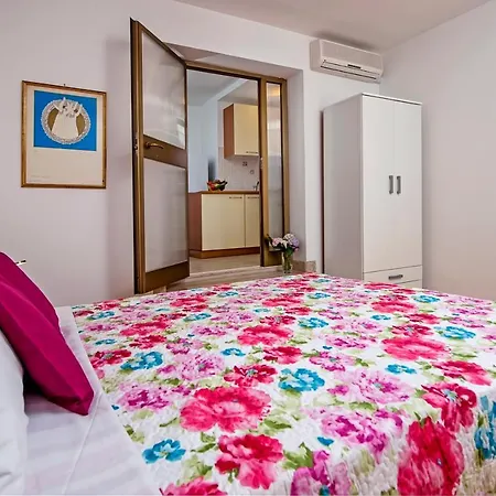 招待所 Apartmani&soba Mimi 罗维尼