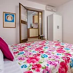 بيت ضيافة Apartmani&soba Mimi روفينج